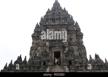 Touristen gesehen, Prambanan Tempel. Prambanan Tempel oder Rara Jonggrang Tempel wurde im 9. Jahrhundert gebaut und es ist die größte hinduistische Denkmal in Indonesien. Das UNESCO-Weltkulturerbe, ist dieser Tempel hat eine 47 Meter hohe zentrale Gebäude innerhalb des Komplexes der privaten Tempel. Stockfoto