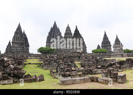 Touristen gesehen, Prambanan Tempel. Prambanan Tempel oder Rara Jonggrang Tempel wurde im 9. Jahrhundert gebaut und es ist die größte hinduistische Denkmal in Indonesien. Das UNESCO-Weltkulturerbe, ist dieser Tempel hat eine 47 Meter hohe zentrale Gebäude innerhalb des Komplexes der privaten Tempel. Stockfoto