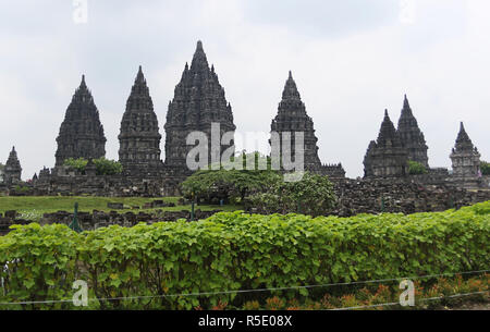 Touristen gesehen, Prambanan Tempel. Prambanan Tempel oder Rara Jonggrang Tempel wurde im 9. Jahrhundert gebaut und es ist die größte hinduistische Denkmal in Indonesien. Das UNESCO-Weltkulturerbe, ist dieser Tempel hat eine 47 Meter hohe zentrale Gebäude innerhalb des Komplexes der privaten Tempel. Stockfoto