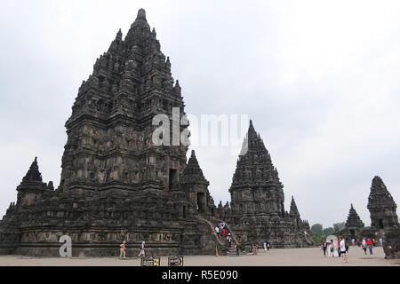 Touristen gesehen, Prambanan Tempel. Prambanan Tempel oder Rara Jonggrang Tempel wurde im 9. Jahrhundert gebaut und es ist die größte hinduistische Denkmal in Indonesien. Das UNESCO-Weltkulturerbe, ist dieser Tempel hat eine 47 Meter hohe zentrale Gebäude innerhalb des Komplexes der privaten Tempel. Stockfoto