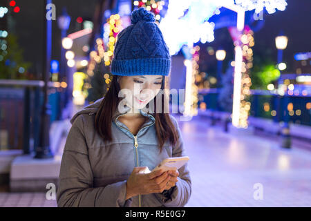 Frau mit Handy in der Nacht Stockfoto