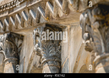 Schnitzereien der Rampe eines alten, abgenutzten und beschädigten steinernen Treppe Stockfoto