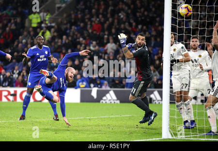 Cardiff City Aron Gunnarsson (Zweite links) und Kerben erste Ziel seiner Seite des Spiels während der Premier League Spiel in Cardiff City Stadium. Stockfoto