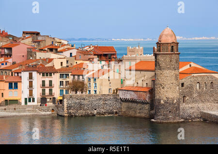 Frankreich, Languedoc-Roussillon, Pyrennes-Orientales Abteilung, Purpurküste, Collioure, Stadt und Eglise Notre Dame des Anges Stockfoto