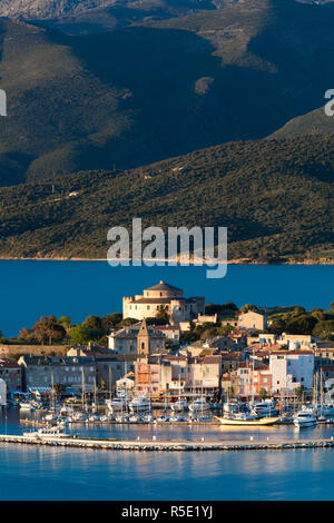 Frankreich, Korsika, Haute-Corse Abteilung, Le Nebbio Region, St-Florent, erhöhte Hafen Blick auf Sonnenuntergang Stockfoto