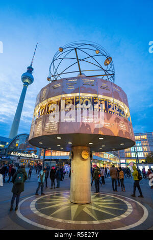 Am Abend Blick auf die Weltzeituhr und Fernsehturm, Fernsehturm, Alexanderplatz, Mitte, Berlin, Deutschland Stockfoto