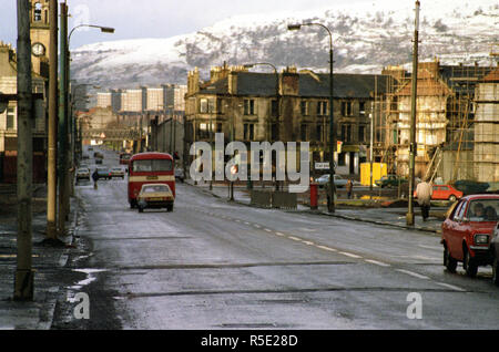 Auf der Suche nach Glasgow Road in Clydebank, Richtung Dalmuir. An der Mietskasernen, die Straße änderungen an der Dumbarton Straße. Rathaus Wecker ist nur sichtbar für die oben links auf dem Foto. 1980 Stockfoto