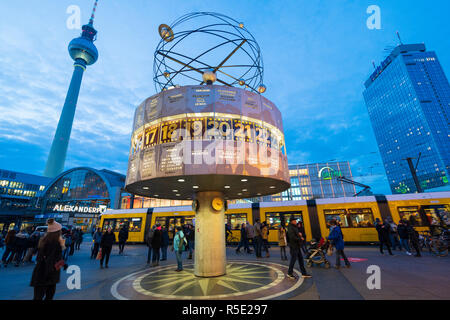 Am Abend Blick auf die Weltzeituhr und Fernsehturm, Fernsehturm, Alexanderplatz, Mitte, Berlin, Deutschland Stockfoto