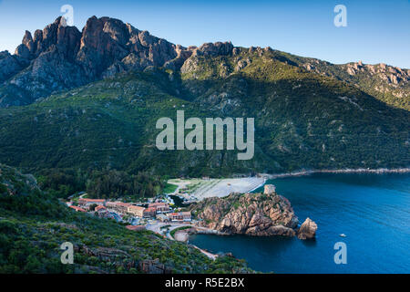 Frankreich, Korsika, Departement Corse-du-Sud, Calanche Region, Porto, erhöhten Blick auf Stadt, morgen Stockfoto