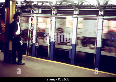 Mann Rücken vom Brüllen der U-Bahn. 05/1973 Stockfoto