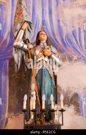 Frankreich, Korsika, Corse-du-Sud, Haute-Corse West Coast Region, Cargese, Eglise Latine Saint-marie, romanische Kirche, Statue von Jeanne d'Arc Stockfoto