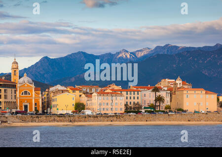Frankreich, Korsika, Departement Corse-du-Sud, Korsika West Coast Region, Ajaccio, Blick auf die Stadt vom Meer entfernt Stockfoto
