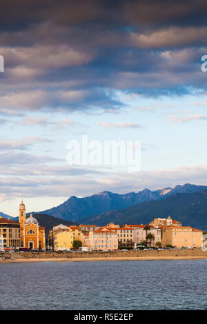 Frankreich, Korsika, Departement Corse-du-Sud, Korsika West Coast Region, Ajaccio, Blick auf die Stadt vom Meer entfernt Stockfoto