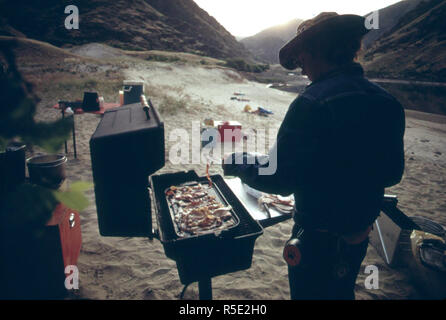 Frühstück in der Campingplatz auf dem Snake River in Hells Canyon mit einem Propan Grill Mai 1973 Stockfoto