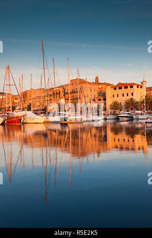 Frankreich, Korsika, Departement Corse-du-Sud, Korsika South Coast Region, Propriano, Stadt Marina, Sonnenuntergang Stockfoto