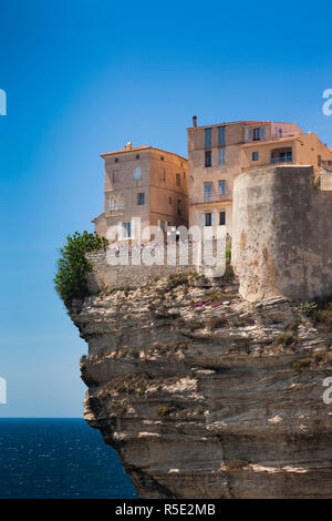 Frankreich, Korsika, Departement Corse-du-Sud, Korsika South Coast Region, Bonifacio, Cliffside Häuser Stockfoto