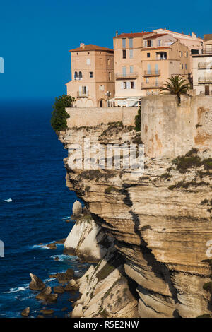 Frankreich, Korsika, Departement Corse-du-Sud, Korsika South Coast Region, Bonifacio, Cliffside Häuser Stockfoto