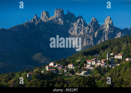 Frankreich, Korsika, Corse-du-Sud, La Alta Rocca Region, Zonza, erhöhten Blick auf die Stadt mit der Aiguilles de Bavella Stockfoto