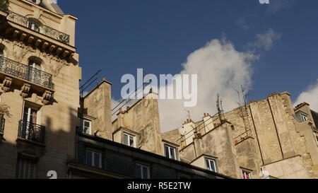 Dächer und Fenster von Paris. Ein Blick auf die Dächer und Fenster im Parisienne Sonne. Stockfoto