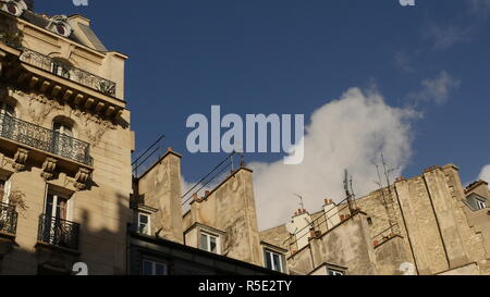 Dächer und Fenster von Paris. Ein Blick auf die Dächer und Fenster im Parisienne Sonne. Stockfoto