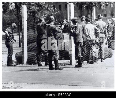 Kommunistischen Truppen String Stacheldraht an der Oberseite der neu errichteten Grenzzaun zu schließen East Berlin aus westlichen Kontakt Stockfoto