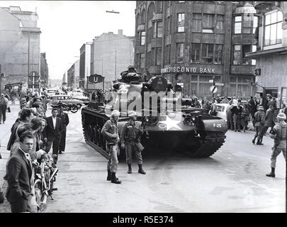 8/23/1961 - amerikanische Truppen und Panzer in der Nachmittag des 23.08.1961 besetzen die Grenze Sektor in der Friedrichstraße Stockfoto