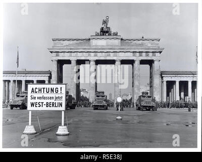 Originale Bildunterschrift: Ostberlin Hinter Eisernen Vorhang Berlin, August 1961 - In einem letzten Versuch, eine Flut von Flüchtlingen die Flucht aus der DDR durch West Berlin zu stoppen, die kommunistische Regierung von der sowjetischen Zone verschoben am 13. August aus Ost-berlin mit Truppen, Straßensperren zu blockieren und Stacheldraht. Schwer bewaffnete Nva, unterstützt durch die sowjetische Armee Einheiten patrouillierten im Osten Sektor Störungen zu verhindern, während die West-berliner, die Kommunistische Aktion verärgert, auf ihrer Seite der Grenze in Mitgefühl mit denen, die jetzt abgeschnitten von jeder Kontakt mit dem Westen demonstriert. Militar Stockfoto