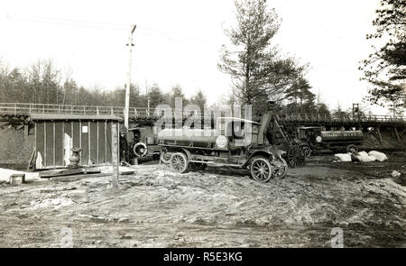 Branchen des Krieges - Benzin - STANDARD OIL COMPANY GERÄTE Lieferungen von Benzin und Öle zu Stationen im Camp Devens, Massachusetts Ca. 1915-1920 Stockfoto