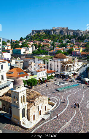 Erhöhte Blick über Monastiraki Platz, die Akropolis & Parthenon, Monastiraki, Athen, Griechenland Stockfoto