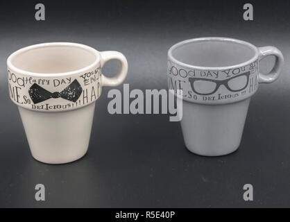 Makro Set Detail der zwei leere Tassen Kaffee mit unterschiedlichen Farbe Nachricht Stockfoto