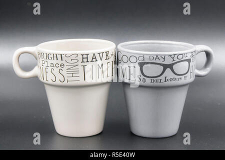 Makro Set Detail der zwei leere Tassen Kaffee mit unterschiedlichen Farbe Nachricht Stockfoto