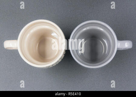 Makro Set Detail der zwei leere Tassen Kaffee mit unterschiedlichen Farbe Nachricht Stockfoto