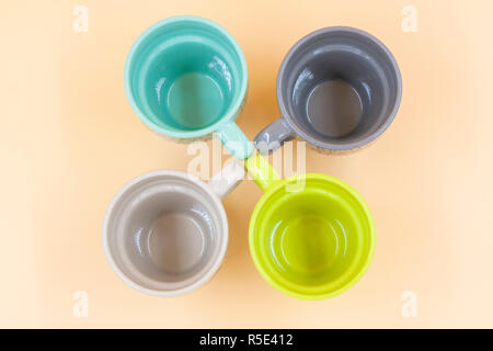 Makro Set vier leere Kaffeetassen mit unterschiedlichen Farbe Nachricht Stockfoto