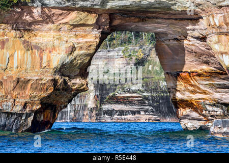 Lovers Leap, ein Felsbrocken auf die bunten Felsen gesäumten Lake Superior Küste von Michigan's dargestellten Felsen National Lakeshore, verfügt über einen riesigen sandsto Stockfoto