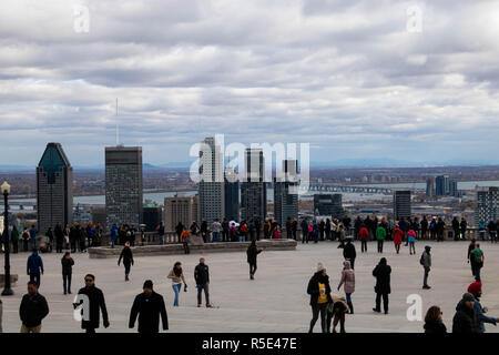 Montreal, Quebec/Kanada - 21. Oktober 2018. Mount Royal Belvedere voller Menschen. Stockfoto