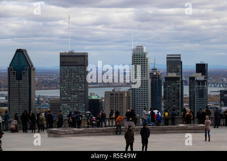 Montreal, Quebec/Kanada - 21. Oktober 2018. Mount Royal Belvedere voller Menschen. Stockfoto