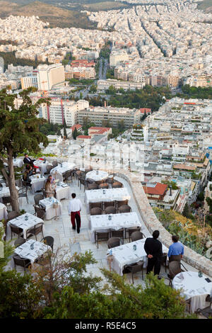 Speisen Sie mit Blick, Orizontes Restaurant Lykavittos Hill Athen, Griechenland Stockfoto