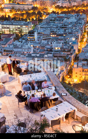 Speisen Sie mit Blick, Orizontes Restaurant Lykavittos Hill Athen, Griechenland Stockfoto