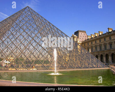 Palais du Louvre, Paris, Frankreich, und dekorativen Brunnen im Cour Napoléon: Pavillon Richelieu über Stockfoto