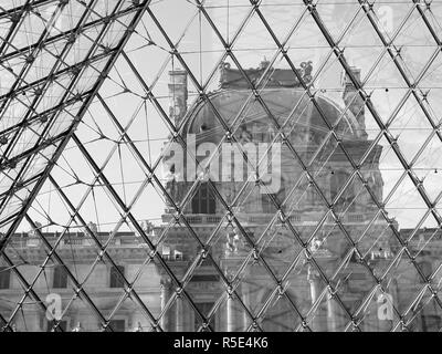 Pavillon Denon des Palais du Louvre, Paris, Frankreich, aus dem Inneren der Pyramide gesehen. Schwarz und Weiss Stockfoto