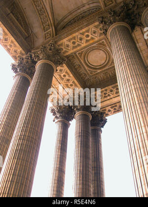 Korinthische Säulen an der Vorhalle des Panthéon, Arrondissement, Paris, Frankreich Stockfoto