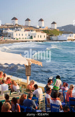 Griechenland, Kykladen, Mykonos, Mykonos-Stadt, Outdoor-Cafe im kleinen Venedig Bereich Stockfoto