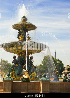 Dekorative Brunnen in Place de la Concorde, Paris, Frankreich Stockfoto