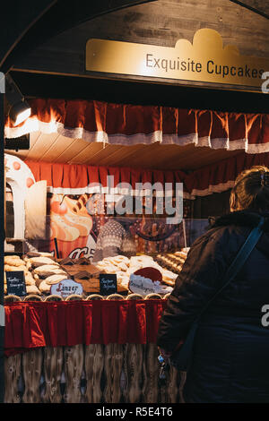 Wien, Österreich - 25 November 2018: Menschen mit einem essensstand am Stephansplatz Weihnachtsmarkt in Wien, den traditionellen Markt von St. Stephan's Cathedral Stockfoto
