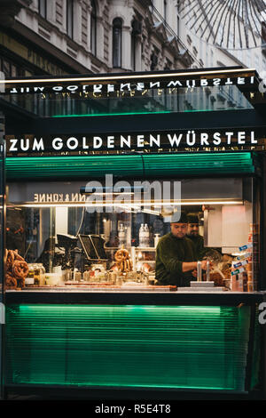 Wien, Österreich - 25 November 2018: Mitarbeiter an der Zum Goldenen Wursten (den "Goldenen Würstchen") in Wien, Österreich. Würstelstände sind Ve Stockfoto