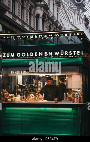 Wien, Österreich - 25 November 2018: Mitarbeiter an der Zum Goldenen Wursten (den "Goldenen Würstchen") in Wien, Österreich. Würstelstände sind Ve Stockfoto