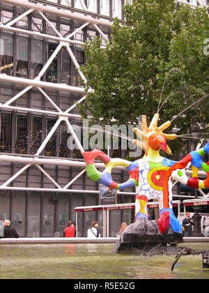 Centre Georges Pompidou, Paris, Frankreich, und die seltsame Brunnen am Platz Igor Strawinsky: L'Oiseau de Feu (Firebird) von Niki De Saint Phalle Stockfoto