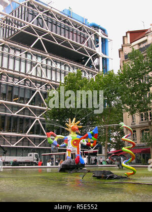 Centre Georges Pompidou, Paris, Frankreich, und die seltsame Brunnen am Platz Igor Strawinsky: L'Oiseau de Feu (Firebird) und Le Serpent von Niki De Saint Phalle Stockfoto
