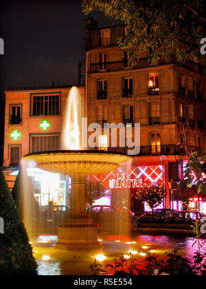 Place Pigalle, 9. Arrondissement, Paris, Frankreich: Brunnen und Revuetheater, nachts beleuchtet Stockfoto