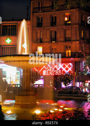Place Pigalle, 9. Arrondissement, Paris, Frankreich: Brunnen und Revuetheater, nachts beleuchtet Stockfoto